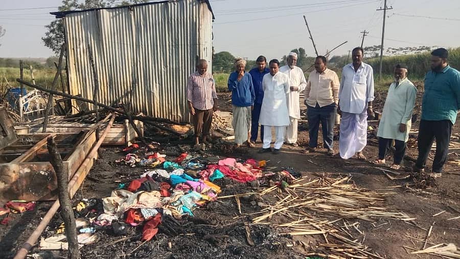 ಐಗಳಿಯ ರೈತ ಮುಬಾರಕ್ ನದಾಫ ಅವರ ಗುಡಿಸಲು ಗುರುವಾರ ಬೆಂಕಿಗೆ ಆಹುತಿಯಾಗಿದ್ದು, ಶಹಾಜಹಾನ್ ಡೊಂಗರಗಾಂವ ಭೇಟಿ ನೀಡಿದರು