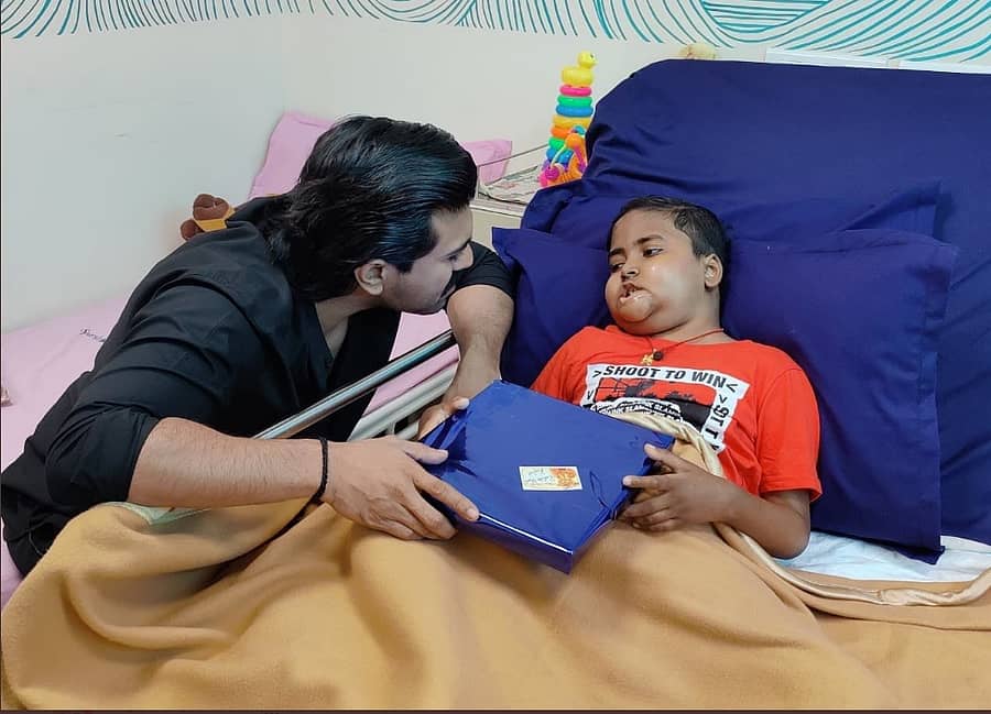 ಕ್ಯಾನ್ಸರ್‌ ಪೀಡಿತ ಬಾಲಕನನ್ನು ಭೇಟಿಯಾದ ನಟ ರಾಮ್ ಚರಣ್ (ಟ್ವಿಟರ್ ಚಿತ್ರ)