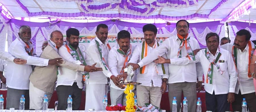 ಹುಣಸೂರು ಹೊರವಲಯದ ಅಯ್ಯಪ್ಪಸ್ವಾಮಿ ದೇವಸ್ಥಾನದ ಬಳಿ ನಡೆದ ಒಕ್ಕಲಿಗರ ಪೂರ್ವಭಾವಿ ಸಭೆಯನ್ನು ಶಾಸಕ ಎಚ್.ಪಿ.ಮಂಜುನಾಥ್ ಉದ್ಘಾಟಿಸಿದರು