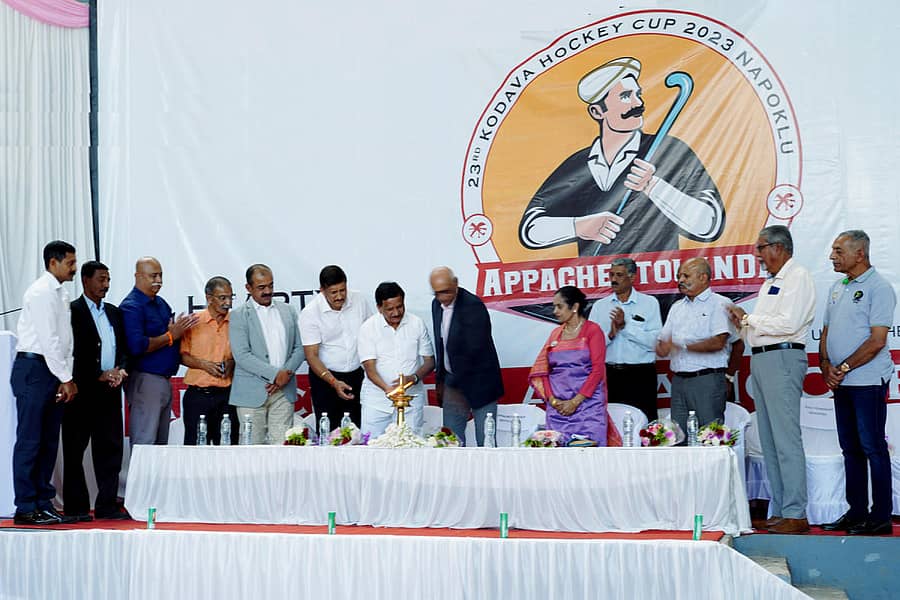 ನಾಪೋಕ್ಲುವಿನ ಕೊಡವ ಸಮಾಜದಲ್ಲಿ ಶನಿವಾರ ಅಪ್ಪಚೆಟ್ಟೋಳಂಡ ಕೌಟುಂಬಿಕ ಹಾಕಿ ಉತ್ಸವದ ಮಾಹಿತಿ ಕೈಪಿಡಿ ಬಿಡುಗಡೆ ಸಮಾರಂಭವನ್ನು ಶಾಸಕ ಕೆ.ಜಿ.ಬೋಪಯ್ಯ ಉದ್ಘಾಟಿಸಿದರು