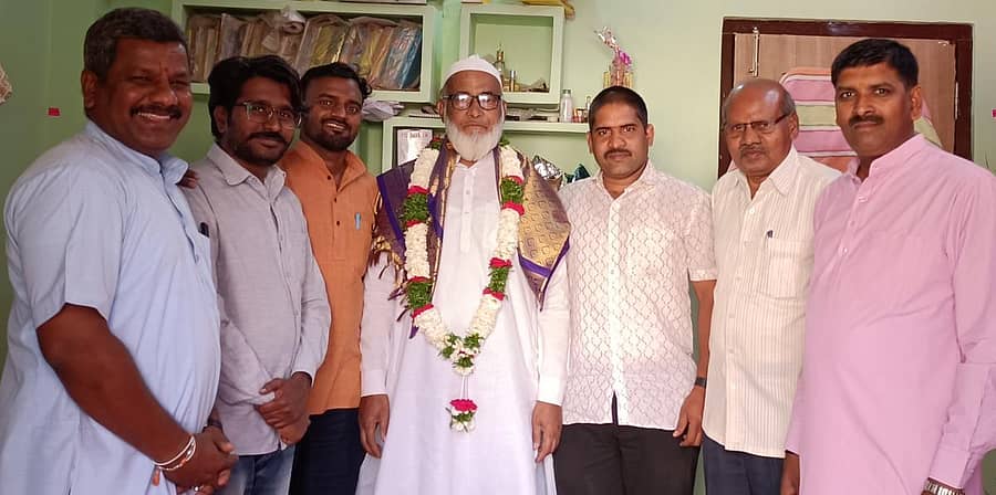 ಬೀದರ್ನಲ್ಲಿ ಭಾನುವಾರ ರಾಷ್ಟ್ರೀಯ ಸ್ವಯಂ ಸೇವಕ ಸಂಘದ ಬೀದರ್ ಘಟಕದ ಪದಾಧಿಕಾರಿಗಳು ಪದ್ಮಶ್ರೀ ಪುರಸ್ಕೃತ ಶಾ ರಶೀದ್ ಅಹ್ಮದ್ ಖಾದ್ರಿ ಅವರನ್ನು ಸನ್ಮಾನಿಸಿದರು