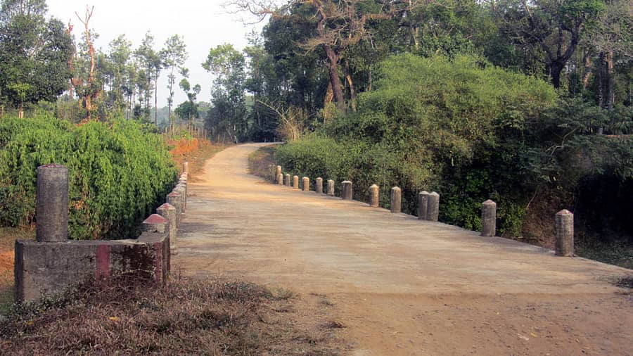 ನಾಪೋಕ್ಲುವಿನ ಬೇತು ಗ್ರಾಮದಿಂದ ಬಲಮುರಿ ಗ್ರಾಮಕ್ಕೆ ಸಂಪರ್ಕ ಕಲ್ಪಿಸಲು ಮಕ್ಕಿಕಡು ಎಂಬಲ್ಲಿ ನಿರ್ಮಾಣಗೊಂಡಿರುವ ಸೇತುವೆ.