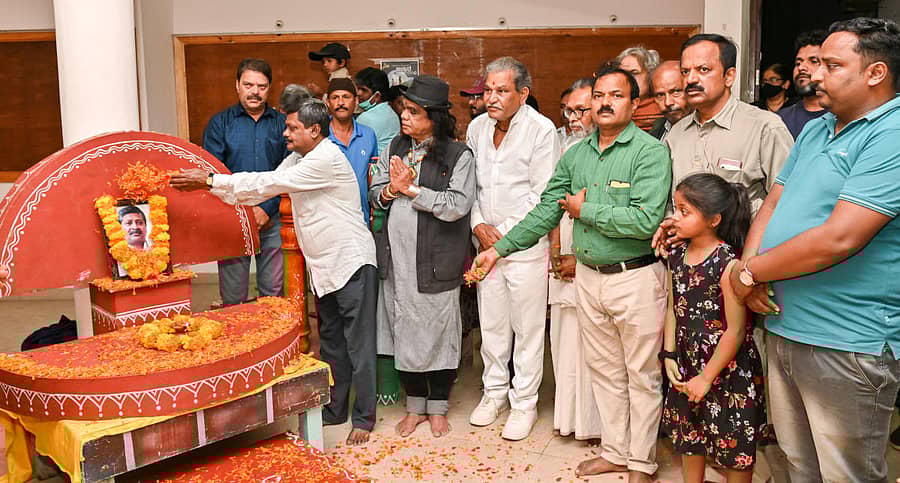 ಮೈಸೂರಿನ ಕಿರುರಂಗಮಂದಿರದಲ್ಲಿ ಭಾನುವಾರ ನಡೆದ ‘ಶ್ರೀನಿವಾಸ್ ಭಟ್ (ಚೀನಿ) ಗೀತ ನುಡಿನಮನ’ದಲ್ಲಿ ಭಾವಚಿತ್ರಕ್ಕೆ ಗೋಪಾಲಕೃಷ್ಣ, ಕೃಷ್ಣಕುಮಾರ್ ನಾರ್ಣಕಜೆ, ಮೈಮ್ ರಮೇಶ್, ರಾಮಚಂದ್ರ, ರಘುನಂದನ, ಚಂದ್ರಶೇಖರ ಆಚಾರ್, ಸುರೇಶ್ ಬಾಬು, ದೇವಾನಂದ ವರಪ್ರಸಾದ ಪುಷ್ಪನಮನ ಸಲ್ಲಿಸಿದರು