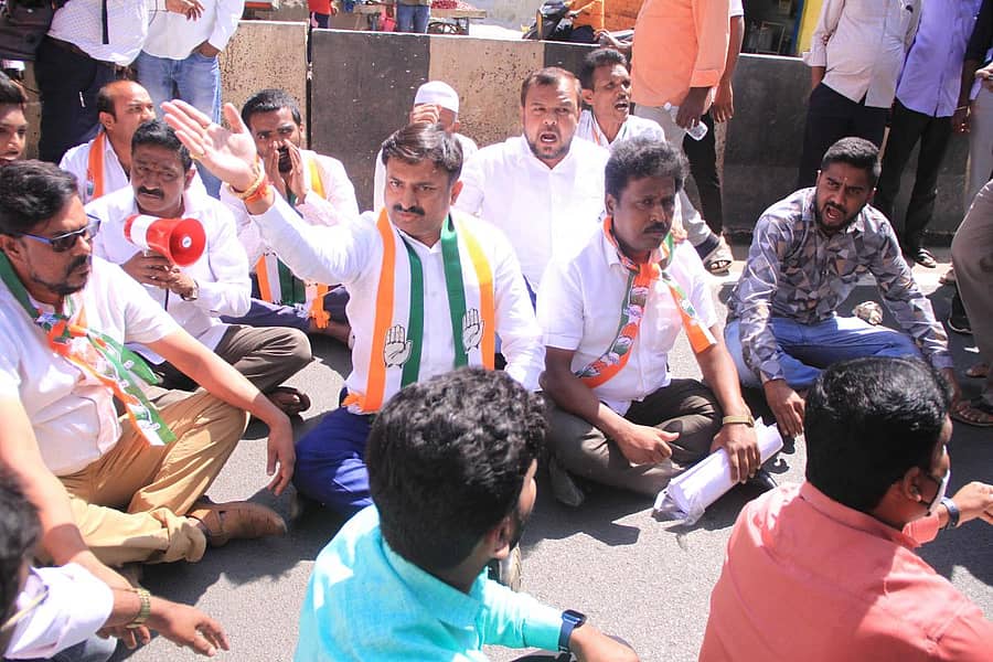 ದಾಸರಹಳ್ಳಿ ಕ್ಷೇತ್ರದ ವ್ಯಾಪ್ತಿಯಲ್ಲಿ ಅಭಿವೃದ್ಧಿ ಕಾಮಗಾರಿಗಳು ಆಗಿಲ್ಲ ಎಂದು ಆರೋಪಿಸಿ ಹೆಗ್ಗನಹಳ್ಳಿಯಲ್ಲಿ ಕಾಂಗ್ರೆಸ್ ಮುಖಂಡ ಜಿ. ಧನಂಜಯ ನೇತೃತ್ವದಲ್ಲಿ ಪ್ರತಿಭಟನೆ ನಡೆಯಿತು