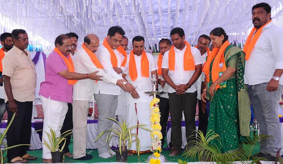 ಮಂಡ್ಯ ತಾಲ್ಲೂಕಿನ ಕಂಬದನರಸಿಂಹಸ್ವಾಮಿ ದೇವಾಲಯ ಆವರಣದಲ್ಲಿ ಮಂಗಳವಾರ ನಡೆದ ಮಹಾಶಕ್ತಿ ಕೇಂದ್ರದ ಸಮಾರಂಭವನ್ನು ಉನ್ನತ ಶಿಕ್ಷಣ ಸಚಿವ ಡಾ.ಸಿ.ಎನ್.ಅಶ್ವತ್ಥನಾರಾಯಣ ಉದ್ಘಾಟಿಸಿದರು. ಎಸ್.ಪಿ.ಸ್ವಾಮಿ, ಡಾ.ಸಿದ್ದರಾಮಯ್ಯ, ಸಿ.ಪಿ.ಉಮೇಶ್, ಅಶೋಕ್ ಜಯರಾಂ, ಡಾ.ಇಂದ್ರೇಶ್, ಸುಜಾತಾ ರಮೇಶ್ ಇದ್ದರು