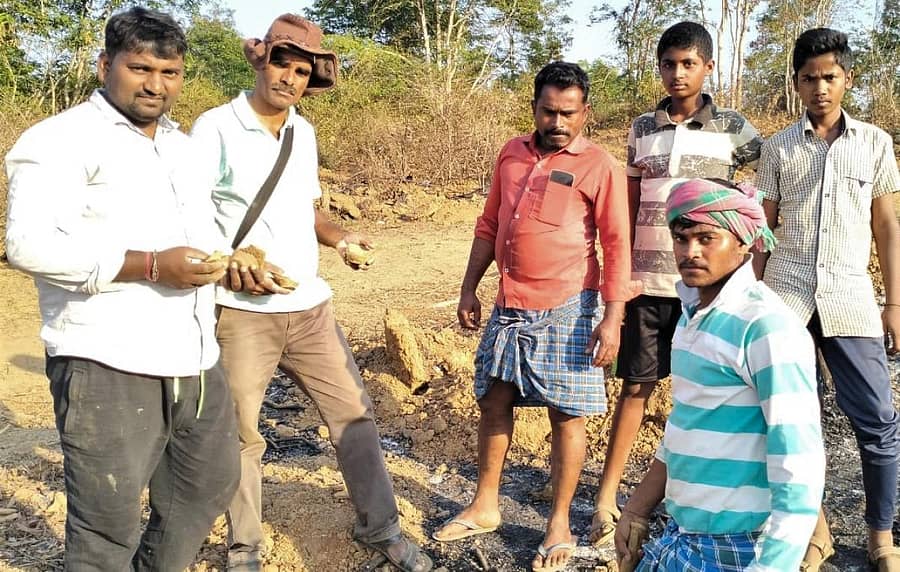 ಶಿರಾಳಕೊಪ್ಪ ಹತ್ತಿರದ ತಾಳಗುಂದದಲ್ಲಿ ಪತ್ತೆಯಾಗಿರುವ ಕದಂಬರ ಅವಧಿಯ ಸುಟ್ಟ ಮಡಿಕೆ ಹಾಗೂ ಪಾನ ಬಟ್ಟಲುಗಳ ಚೂರುಗಳೊಂದಿಗೆ ಪತ್ರಕರ್ತ ಎಂ.ನವೀನ್‌ ಕುಮಾರ್‌ ಹಾಗೂ ಇತಿಹಾಸಕಾರ ರಮೇಶ್‌ ಹಿರೇಜಂಬೂರು.