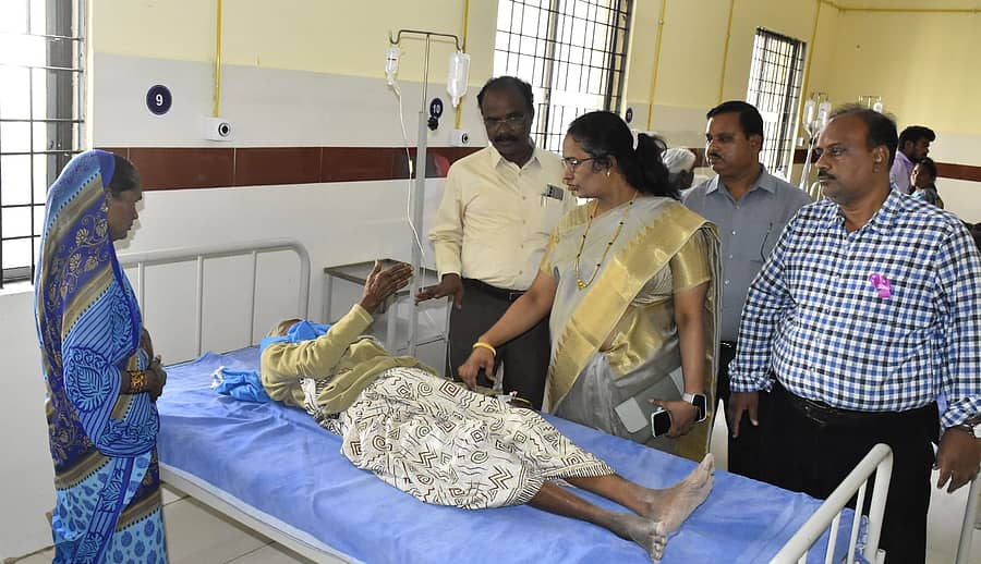 ಯಾದಗಿರಿ ಜಿಲ್ಲಾಸ್ಪತ್ರೆಗೆ ಡಿಎಚ್ಒ ಡಾ.ಗುರುರಾಜ ಹಿರೇಗೌಡರ್, ಜಿಲ್ಲಾ ಸರ್ಜನ್ ಡಾ.ರಿಜ್ವಾನಾ ಭೇಟಿ ನೀಡಿ ಪರಿಶೀಲನೆ ನಡೆಸಿದರು.