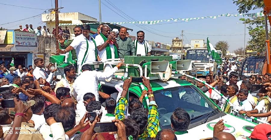 ರಾಣೆಬೆನ್ನೂರು ತಾಲ್ಲೂಕಿನ ಹಲಗೇರಿ ಗ್ರಾಮದಲ್ಲಿ ಬುಧವಾರ ‘ಪಂಚರತ್ನ ರಥಯಾತ್ರೆ’ಯಲ್ಲಿ ಜೆಡಿಎಸ್‌ ಶಾಸಕಾಂಗ ಪಕ್ಷದ ನಾಯಕ ಎಚ್‌.ಡಿ.ಕುಮಾರಸ್ವಾಮಿ ಮಾತನಾಡಿದರು. ಜೆಡಿಎಸ್‌ ಅಭ್ಯರ್ಥಿ ಮಂಜುನಾಥ ಗೌಡಶಿವಣ್ಣನವರ, ಮಾಜಿ ಶಾಸಕ ಎಚ್‌.ಎಸ್‌. ಶಿವಶಂಕರ್‌, ಜಿಲ್ಲಾ ಘಟಕದ ಅಧ್ಯಕ್ಷ ಜಯಾನಂದ ಜಾವಣ್ಣನವರ್‌ ಇದ್ದಾರೆ  –ಪ್ರಜಾವಾಣಿ ಚಿತ್ರ