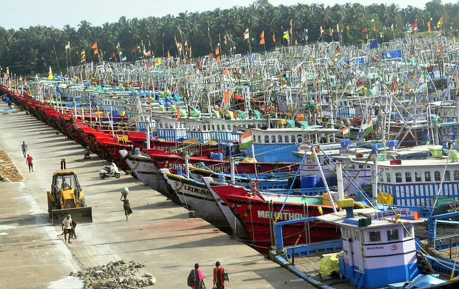 ಮಲ್ಪೆಯ ಮೀನುಗಾರಿಕಾ ಬಂದರಿನಲ್ಲಿ ಬೋಟ್ಗಳು ಲಂಗರು ಹಾಕಿರುವುದು.ಪ್ರಜಾವಾಣಿ ಚಿತ್ರ– ಉಮೇಶ್ ಮಾರ್ಪಳ್ಳಿ