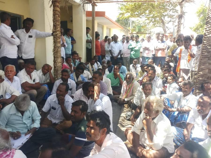 ಬೆಸ್ಕಾಂ ಕಚೇರಿ ಎದುರು ನೂರಾರು ರೈತರು ಪ್ರತಿಭಟಿಸಿದರು