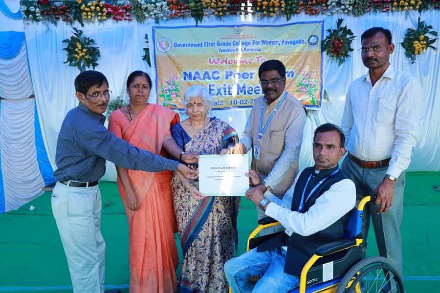 ಪಾವಗಡದ ಸರ್ಕಾರಿ ಮಹಿಳಾ ಪ್ರಥಮದರ್ಜೆ ಕಾಲೇಜಿಗೆ ಭೇಟಿ ನೀಡಿದ ನ್ಯಾಕ್ ಸಮಿತಿ ಸದಸ್ಯರಾದ ಡಾ.ದಬಾಸಿಸ್ ಭಟ್ಟಾಚಾರ್ ಜಿ., ಡಾ.ರೇಖಾ ಪಾಂಡೆ, ಡಾ.ಮಂಜುಶ್ರೀ ಬೋಬಡೆ ತಂಡವು ಪ್ರಾಂಶುಪಾಲ ಕೆ.ಒ. ಮಾರಪ್ಪ ಹಾಗೂ ನ್ಯಾಕ್, ಐಕ್ಯುಎಸಿ ಸಂಚಾಲಕ ನಾಗರಾಜು ಅವರಿಗೆ ವರದಿಯ ಪ್ರತಿ ನೀಡಿದರು