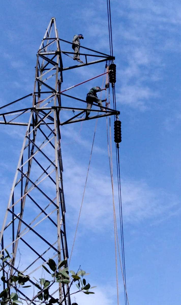 15ಕೆಎಂಟಿ2ಇಪಿ: ಕುಮಟಾದಲ್ಲಿ ಬುಧವಾರ 110 ಕೆ.ವಿ. ವಿದ್ಯುತ್ ಲೈನ್ ದುರಸ್ತಿ ಕಾರ್ಯ ನಡೆಸುತ್ತಿರುವುದು.