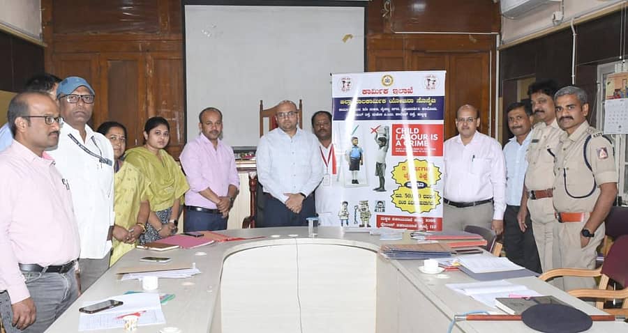 ಧಾರವಾಡದ ಜಿಲ್ಲಾಧಿಕಾರಿ ಕಚೇರಿಯಲ್ಲಿ ಗುರುವಾರ ನಡೆದ ಸಭೆಯಲ್ಲಿ ಬಾಲ ಕಾರ್ಮಿಕ ಪದ್ಧತಿ ವಿರುದ್ಧದ ಜಾಗೃತಿ ಬ್ಯಾನರ್ ಹಾಗೂ ಪ್ರಚಾರ ಸಾಮಗ್ರಿಗಳನ್ನು ಗುರುದತ್ತ ಹೆಗಡೆ ಬಿಡುಗಡೆ ಮಾಡಿದರು