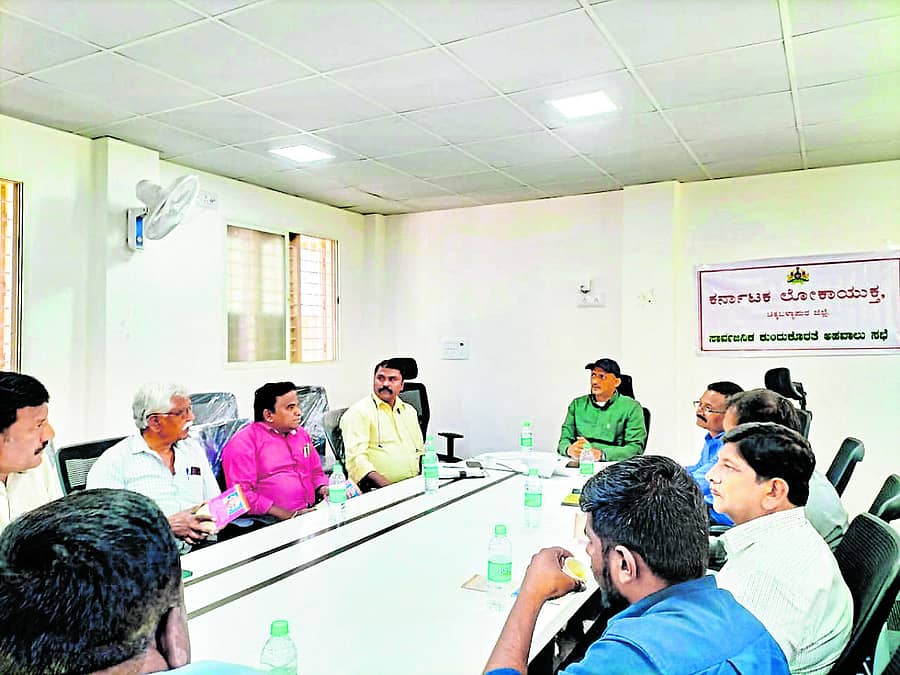ಚಿಕ್ಕಬಳ್ಳಾಪುರದಲ್ಲಿ ನಡೆದ ಗುತ್ತಿಗೆದಾರರ ಸಭೆಯಲ್ಲಿ ಲೋಕಾಯುಕ್ತ ಎಸ್‌ಪಿ ಪವನ್ ನೆಜ್ಜೂರ್ ಮಾತನಾಡಿದರು