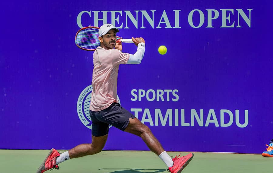 ಚೆಂಡನ್ನು ಹಿಂದಿರುಗಿಸಲು ಸಜ್ಜಾದ ಸುಮಿತ್ ನಗಾಲ್ –ಪಿಟಿಐ ಚಿತ್ರ