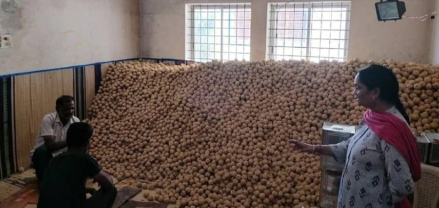 ಮಹದೇಶ್ವರ ಬೆಟ್ಟದಲ್ಲಿ ಭಕ್ತರಿಗೆ ನೀಡುವುದಕ್ಕಾಗಿ ತಯಾರಿಸಿರುವ ಲಾಡನ್ನು ಪ್ರಾಧಿಕಾರದ ಕಾರ್ಯದರ್ಶಿ ಎಸ್.ಕಾತ್ಯಾಯಿನಿದೇವಿ ಪರಿಶೀಲಿಸಿದರು