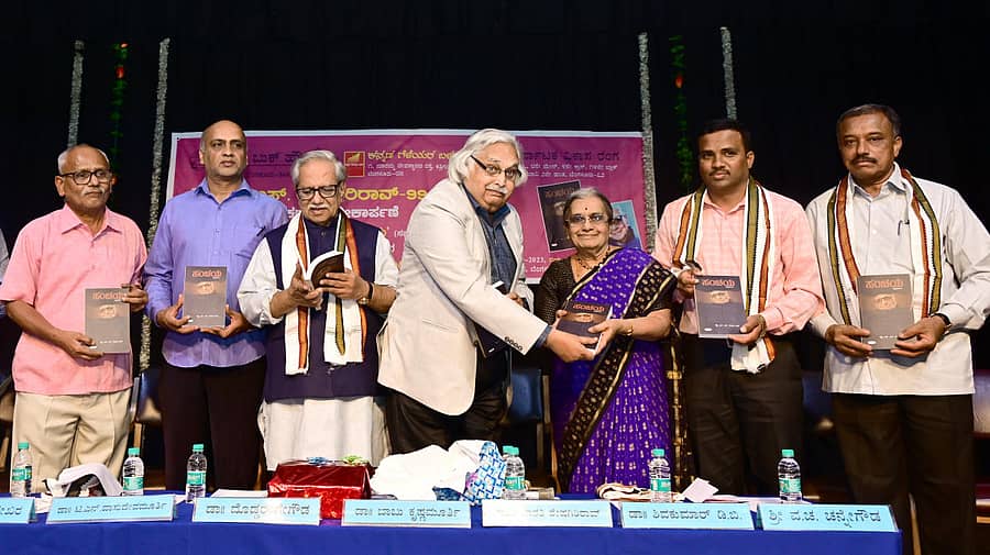 ಕಾರ್ಯಕ್ರಮದಲ್ಲಿ ‘ಸಂಚಯ’ ಹಾಗೂ ‘ಎಲ್.ಎಸ್. ಶೇಷಗಿರಿ ರಾವ್ ಅವರ ಜೀವನ ಮತ್ತು ಸಾಹಿತ್ಯ’ ಕೃತಿಯನ್ನು ಬಾಬು ಕೃಷ್ಣಮೂರ್ತಿ ಬಿಡುಗಡೆ ಮಾಡಿದರು. ರಾ.ನಂ. ಚಂದ್ರಶೇಖರ, ಪ್ರಾಧ್ಯಾಪಕ ಟಿ.ಎನ್. ವಾಸುದೇವಮೂರ್ತಿ, ದೊಡ್ಡರಂಗೇಗೌಡ, ಶೇಷಗಿರಿ ರಾವ್ ಅವರ ಪತ್ನಿ ಭಾರತಿ, ಲೇಖಕ ಶಿವಕುಮಾರ್ ಡಿ.ಬಿ. ಹಾಗೂ ಕರ್ನಾಟಕ ವಿಕಾಸ ರಂಗದ ಅಧ್ಯಕ್ಷ ವ.ಚ. ಚೆನ್ನೇಗೌಡ ಇದ್ದಾರೆ –ಪ್ರಜಾವಾಣಿ ಚಿತ್ರ.