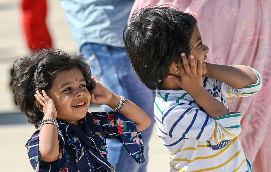 ಯಲಹಂಕ ವಾಯುನೆಲೆಯಲ್ಲಿ ಶುಕ್ರವಾರ ಪ್ರದರ್ಶನ ನೀಡಿದ ವಿಮಾನಗಳ ಜೋರು ಸದ್ದು ಕೇಳಿ ಮಕ್ಕಳಿಬ್ಬರು ಕಿವಿ ಮುಚ್ಚಿಕೊಂಡರು (ಎಡಚಿತ್ರ) ಯಲಹಂಕ ವಾಯುನೆಲೆ ಎದುರಿನ ಬಳ್ಳಾರಿ ರಸ್ತೆಯಲ್ಲಿ ವಿಪರೀತ ದಟ್ಟಣೆ ಉಂಟಾಗಿ ವಾಹನಗಳು ಸಾಲುಗಟ್ಟಿ ನಿಂತಿದ್ದವು