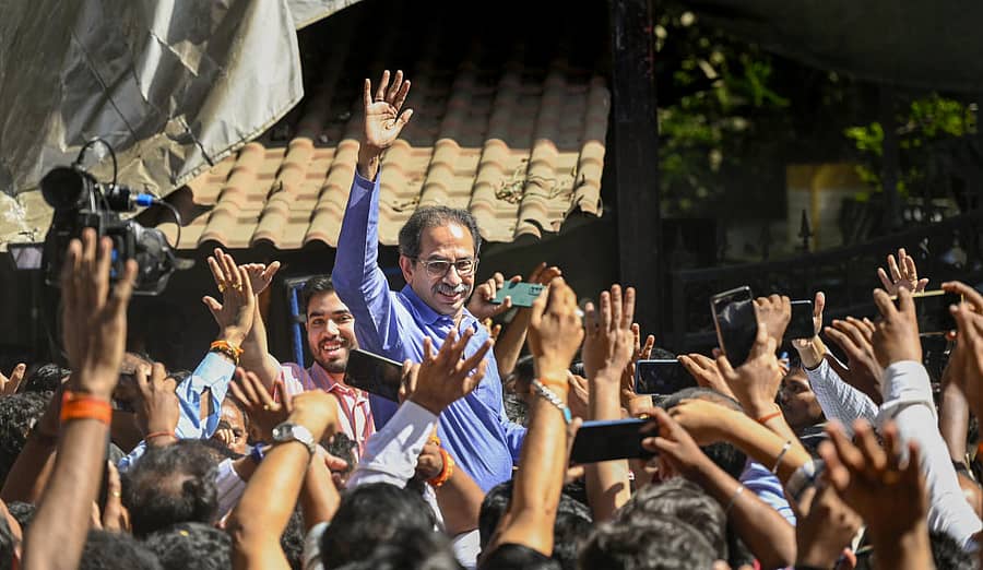 ಮುಂಬೈನ ಬಾಂದ್ರಾದ ತಮ್ಮ ನಿವಾಸ ‘ಮಾತೋಶ್ರೀ’ಯ ಹೊರಗೆ ಮಹಾರಾಷ್ಟ್ರದ ಮಾಜಿ ಮುಖ್ಯಮಂತ್ರಿ ಉದ್ಧವ್ ಠಾಕ್ರೆ ತಮ್ಮ ಬೆಂಬಲಿಗರನ್ನು ಉದ್ದೇಶಿಸಿ ಮಾತನಾಡಿದರು –ಪಿಟಿಐ ಚಿತ್ರ