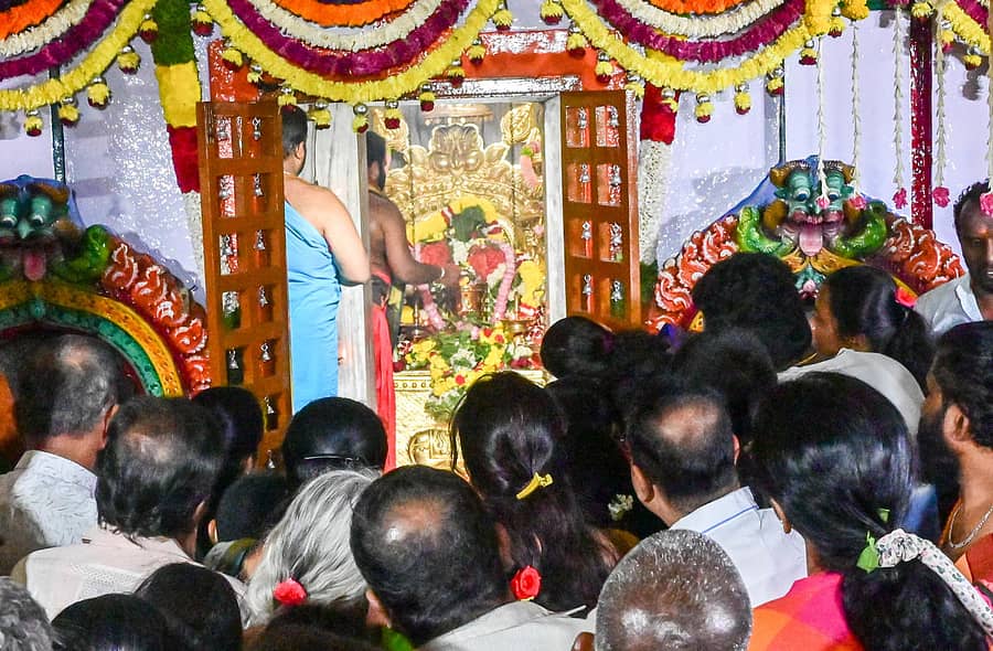 ಕಲಾಸಿಪಾಳ್ಯದ ಕ್ಷೇತ್ರ ಕೋಟೆ ಜಲಕಂಠೇಶ್ವರ ಸ್ವಾಮಿ ದೇವಸ್ಥಾನದಲ್ಲಿ ಶಿವರಾತ್ರಿ ಅಂಗವಾಗಿ ಅಲಂಕೃತ ಜಲಕಂಠೇಶ್ವರನ ದರ್ಶನ ಪಡೆದ ಭಕ್ತರು.