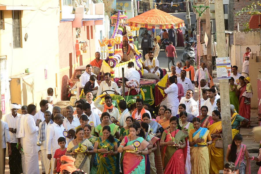 ಚಿತ್ರದುರ್ಗ ನಗರದಲ್ಲಿ ಶನಿವಾರ ಸಾಗಿದ ಕಬೀರಾನಂದ ಆಶ್ರಮದ ಪೀಠಾಧ್ಯಕ್ಷ ಶಿವಲಿಂಗಾನಂದ ಸ್ವಾಮೀಜಿ ಅವರ ಪಲ್ಲಕ್ಕಿ ಹಾಗೂ ಜಾನಪದ ಉತ್ಸವ.