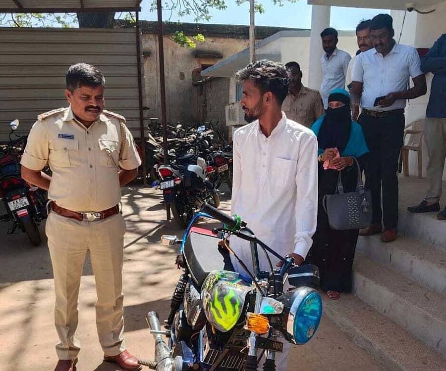 ವ್ಹೀಲಿಂಗ್ ಮಾಡುತ್ತಿದ್ದ ವ್ಯಕ್ತಿಯನ್ನು ಪೊಲೀಸರು ವಶಕ್ಕೆ ಪಡೆದಿದ್ದಾರೆ