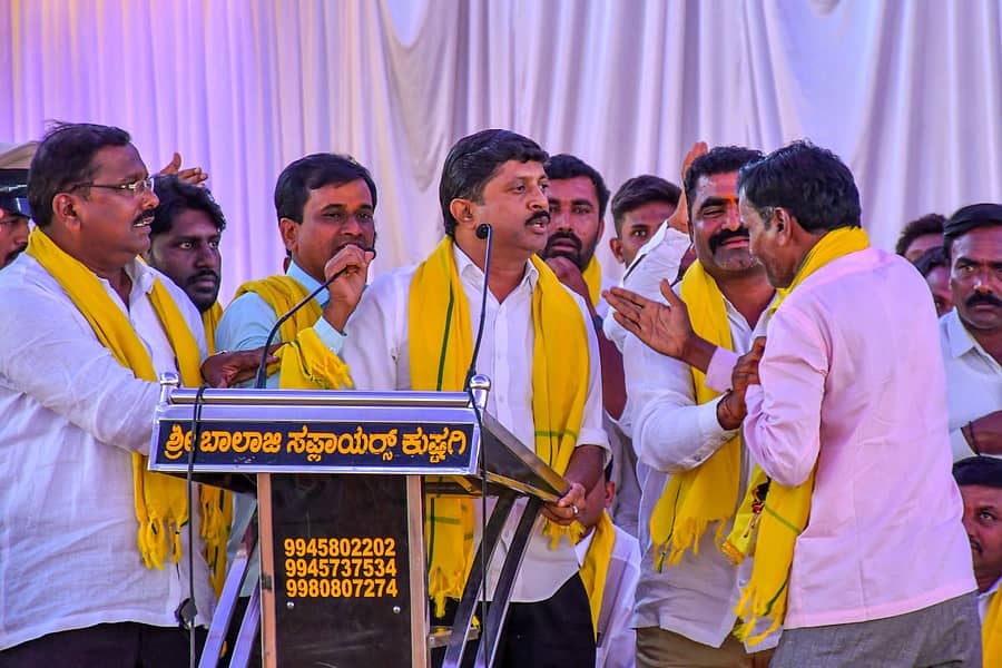 ಕೊಪ್ಪಳ ಜಿಲ್ಲೆಯ ಯಲಬುರ್ಗಾದಲ್ಲಿ ಶನಿವಾರ ನಡೆದ ಸಂಗೊಳ್ಳಿ ರಾಯಣ್ಣ ಪ್ರತಿಮೆ ಅನಾವರಣ ಸಮಾರಂಭದಲ್ಲಿ ಶಾಸಕ ಬೈರತಿ ಸುರೇಶ್ ಮಾತಿಗೆ ಬಿಜೆಪಿ ಮುಖಂಡರು ಆಕ್ಷೇಪ ವ್ಯಕ್ತಪಡಿಸಿದರು