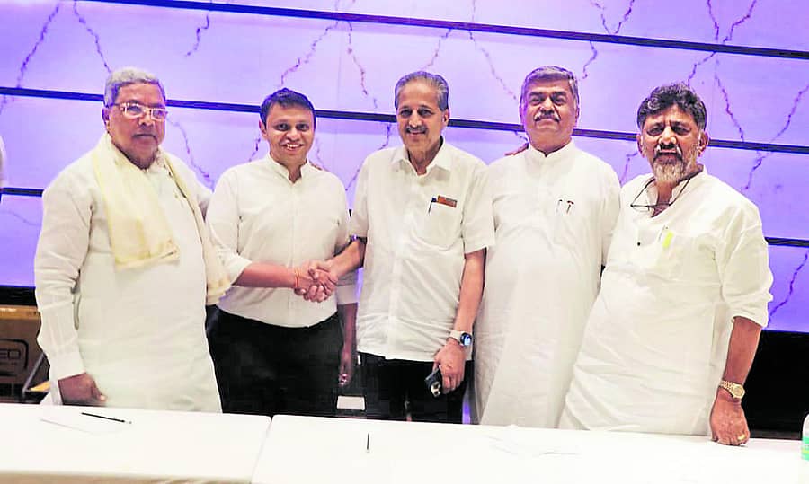 ನಗರದಲ್ಲಿ ನಡೆದ ಕಾಂಗ್ರೆಸ್ ಪಕ್ಷದ ಸಭೆಯಲ್ಲಿ ಸಿದ್ದರಾಮಯ್ಯ, ಡಾ. ಶಂಕರ್ ಗುಹಾ ಮತ್ತು ಯು.ಬಿ. ವೆಂಕಟೇಶ್, ಬಿ.ಕೆ. ಹರಿಪ್ರಸಾದ್ ಮತ್ತು ಡಿ.ಕೆ. ಶಿವಕುಮಾರ್ ಪಾಲ್ಗೊಂಡಿದ್ದರು