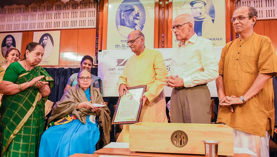 ಬೆಂಗಳೂರಿನಲ್ಲಿ ಭಾನುವಾರ ಲೇಖಕಿ ಎಲ್‌.ವಿ. ಶಾಂತಕುಮಾರಿ ಅವರಿಗೆ ಎಸ್‌.ಎಲ್‌. ಭೈರಪ್ಪ ಸಾಹಿತ್ಯ ಪ್ರತಿಷ್ಠಾನ ಪ್ರಶಸ್ತಿ ಪ್ರದಾನ ಮಾಡಲಾಯಿತು. ಎಸ್‌.ಆರ್‌. ರಾಮಸ್ವಾಮಿ, ಎಸ್‌.ಎಲ್‌. ಭೈರಪ‍್ಪ, ಶತಾವಧಾನಿ ಆರ್‌. ಗಣೇಶ್‌ ಇದ್ದರು