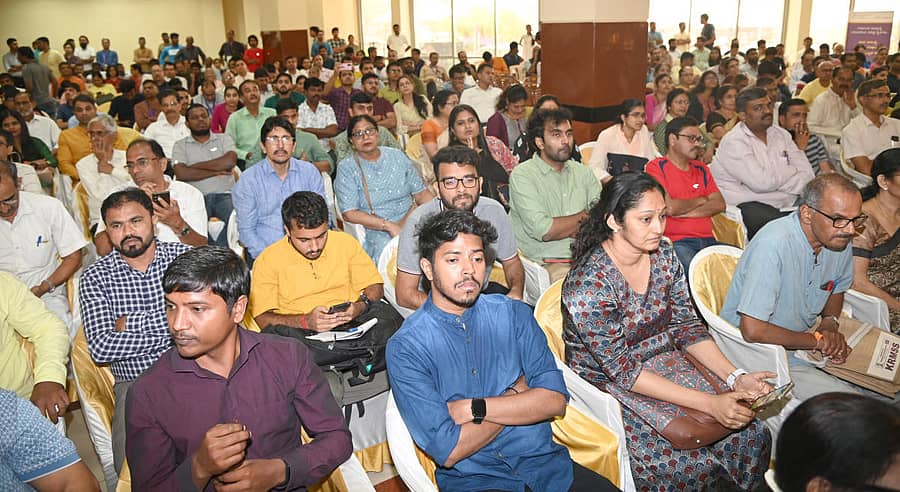 ಮಂಗಳೂರು ಸಾಹಿತ್ಯ ಉತ್ಸವದಲ್ಲಿ ಭಾನುವಾರ ಪಾಲ್ಗೊಂಡ ಸಭಿಕರು - ಪ್ರಜಾವಾಣಿ ಚಿತ್ರ