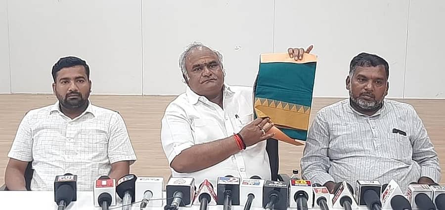 ಬಬಲೇಶ್ವರ ಕ್ಷೇತ್ರದಲ್ಲಿ ಮತದಾರರಿಗೆ ಕಾಂಗ್ರೆಸ್ ಹಂಚಿರುವ ಸೀರೆಯನ್ನು ಕರ್ನಾಟಕ ರಾಜ್ಯ ಬೀಜ ಮತ್ತು ಸಾವಯವ ಪ್ರಮಾಣನ ಸಂಸ್ಥೆ ಅಧ್ಯಕ್ಷ ವಿಜುಗೌಡ ಪಾಟೀಲ ಪತ್ರಿಕಾಗೋಷ್ಠಿಯಲ್ಲಿ ಪ್ರದರ್ಶಿಸಿದರು