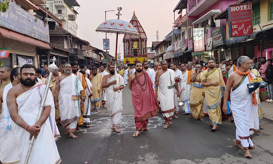 ಶೃಂಗೇರಿಯಲ್ಲಿ ಬೆಟ್ಟದ ಮಲಹಾನಿಕರೇಶ್ವರ ರಥೋತ್ಸವ ಸೋಮವಾರ ಶಾರದಾ ಪೀಠದ ಗುರುಗಳಾದ ವಿಧುಶೇಖರಭಾರತೀ ಸ್ವಾಮೀಜಿಗಳ ನೇತೃತ್ವದಲ್ಲಿ ವಿಜೃಂಭಣೆಯಿಂದ ನಡೆಯಿತು