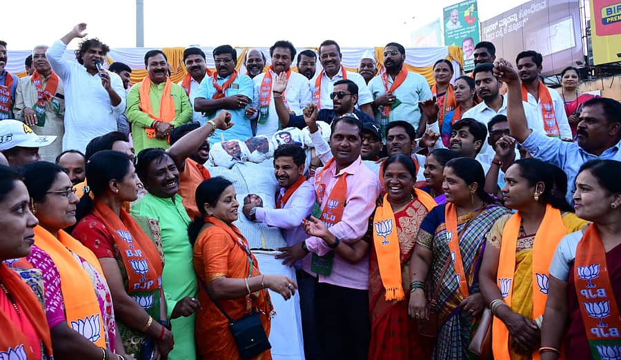 ಹುಬ್ಬಳ್ಳಿ ಚನ್ನಮ್ಮ ವೃತ್ತದಲ್ಲಿ ಸೋಮವಾರ ಜೆಡಿಎಸ್ ಮುಖಂಡ ಎಚ್.ಡಿ. ಕುಮಾರಸ್ವಾಮಿ ವಿರುದ್ಧ ಬಿಜೆಪಿ ಕಾರ್ಯಕರ್ತರು ಪ್ರತಿಭಟನೆ ನಡೆಸಿದರು