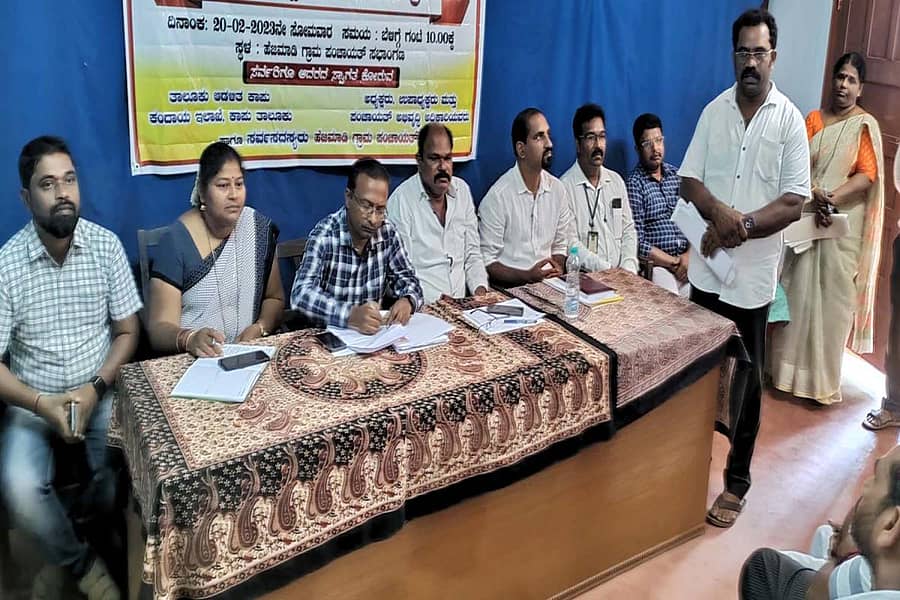 ಕಂದಾಯ ಇಲಾಖೆ, ತಹಶೀಲ್ದಾರ್ ಶ್ರೀನಿವಾಸಮೂರ್ತಿ ಕುಲಕರ್ಣಿ ಅವರು ಜನರಿಂದ ಸೋಮವಾರ ಅಹವಾಲು ಸ್ವೀಕರಿಸಿದರು