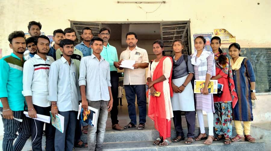 ಸುರಪುರದಲ್ಲಿ ಮಂಗಳವಾರ ವಿವಿಧ ಬೇಡಿಕೆಗಳಿಗೆ ಆಗ್ರಹಿಸಿ ಎಬಿವಿಪಿ ಕಾರ್ಯಕರ್ತರು ಪ್ರತಿಭಟನೆ ನಡೆಸಿ ತಹಶೀಲ್ದಾರ್ ಅವರಿಗೆ ಮನವಿ ಸಲ್ಲಿಸಿದರು