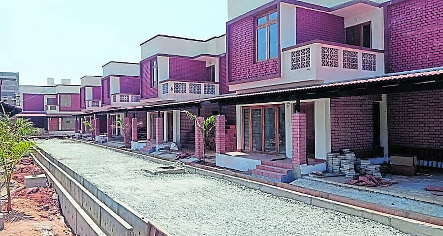 ಹುಣ್ಣಿಗೆರೆಯಲ್ಲಿ ನಿರ್ಮಿಸುತ್ತಿರುವ ಬಿಡಿಎ ವಿಲ್ಲಾಗಳ ಕಾಮಗಾರಿ ಅಂತಿಮ ಹಂತದಲ್ಲಿದೆ (ಎಡಚಿತ್ರ) ಬಿಡಿಎ ವಿಲ್ಲಾದ ಒಳನೋಟ