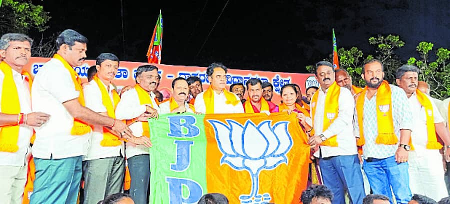 ರವೀಂದ್ರನಗರದಲ್ಲಿ ಸಚಿವ ಸಿ.ಎನ್. ಅಶ್ವತ್ಥನಾರಾಯಣ ನೇತೃತ್ವದಲ್ಲಿ ನಡೆದ ಸಭೆಯಲ್ಲಿ ವಿವಿಧ ಪಕ್ಷಗಳ ಕಾರ್ಯಕರ್ತರು ಬಿಜೆಪಿ ಸೇರ್ಪಡೆಯಾದರು.