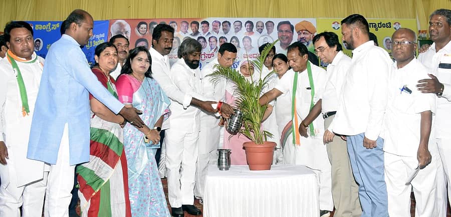 ಬೀದರ್‌ನ ಪ್ರತಾಪನಗರದ ಬೆಲ್ದಾಳೆ ಕನ್ವೆನ್ಶನ್ ಹಾಲ್‍ನಲ್ಲಿ ಏರ್ಪಡಿಸಿದ್ದ ಜಿಲ್ಲಾ ಕಾಂಗ್ರೆಸ್ ಕಾರ್ಯಕರ್ತರ ಸಭೆಯನ್ನು ಎಐಸಿಸಿ ಪ್ರಧಾನ ಕಾರ್ಯದರ್ಶಿ ಹಾಗೂ ರಾಜ್ಯ ಉಸ್ತುವಾರಿ ರಣದೀಪ್ ಸಿಂಗ್ ಸುರ್ಜೇವಾಲಾ ಉದ್ಘಾಟಿಸಿದರು