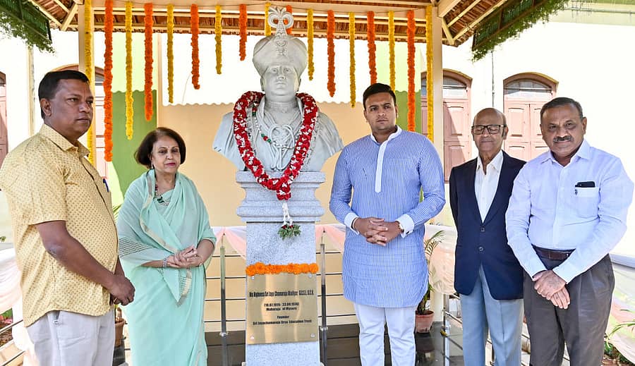 ಮೈಸೂರಿನ ಶ್ರೀ ಜಯಚಾಮರಾಜೇಂದ್ರ ಅರಸು ಎಜುಕೇಶನ್ ಟ್ರಸ್ಟ್ ಆವರಣದಲ್ಲಿ ಬುಧವಾರ ಜಯಚಾಮರಾಜೇಂದ್ರ ಒಡೆಯರ್ ಅವರ ಪುತ್ಥಳಿಗೆ ರಾಜವಂಶಸ್ಥರಾದ ಪ್ರಮೋದಾ ದೇವಿ ಒಡೆಯರ್ ಹಾಗೂ ಯದುವೀರ ಕೃಷ್ಣದತ್ತ ಚಾಮರಾಜ ಒಡೆಯರ್ ಮಾಲಾರ್ಪಣೆ ಮಾಡುವ ಮೂಲಕ ‘ಶ್ರೀ ಚಾಮರಾಜೇಂದ್ರ ಸ್ಕೂಲ್ ಆಫ್ ಎಕ್ಸಲೆನ್ಸ್’ ಲೋಕಾರ್ಪಣೆ ಮಾಡಿದರು. ಡಾ. ಶೆಲ್ವಪಿಳ್ಳೈ ಅಯ್ಯಂಗಾರ್, ಮಹೇಶ್ ಅರಸ್, ಡಿಡಿಪಿಐ ರಾಮಚಂದ್ರ ರಾಜೇ ಅರಸ್ ಇದ್ದಾರೆ