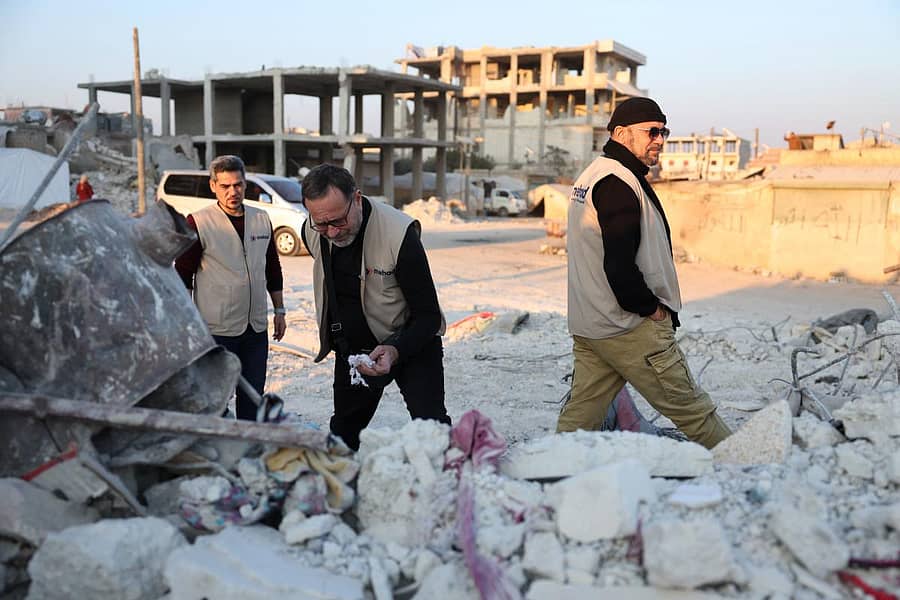 ಟರ್ಕಿ ಮತ್ತು ಸಿರಿಯಾದ ಸಂಭವಿಸಿದ ಭಾರೀ ಭೂಕಂಪನದಿಂದ ಧ್ವಂಸಗೊಂಡಿರುವ ಕಟ್ಟಡಗಳನ್ನು ವೀಕ್ಷಿಸುತ್ತಿರುವ ಸರ್ಕಾರೇತರ ಸಂಸ್ಥೆಯ ಅಧಿಕಾರಿಗಳು