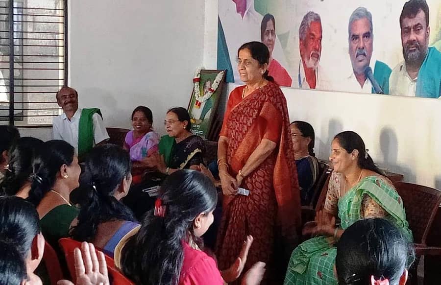 ಪಾಂಡವಪುರ ಪಟ್ಟಣದಲ್ಲಿ ನಡೆದ ರೈತ ಸಂಘದ ಸಮಾಲೋಚನಾ ಸಭೆಯಲ್ಲಿ ಸುನೀತಾ ಪುಟ್ಟಣ್ಣಯ್ಯ ಮಾತನಾಡಿದರು