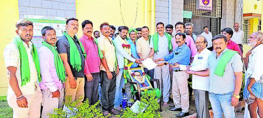 ಮುಳಬಾಗಿಲು ನಗರದ ಸರ್ಕಾರಿ ಆಸ್ಪತ್ರೆಯ ಅವ್ಯವಸ್ಥೆ ಸರಿಪಡಿಸುವಂತೆ ಆಗ್ರಹಿಸಿ ರೈತ ಸಂಘದಿಂದ ಧರಣಿ ನಡೆಸಿ ಡಿಎಚ್ಒಗೆ ಮನವಿ ಸಲ್ಲಿಸಲಾಯಿತು