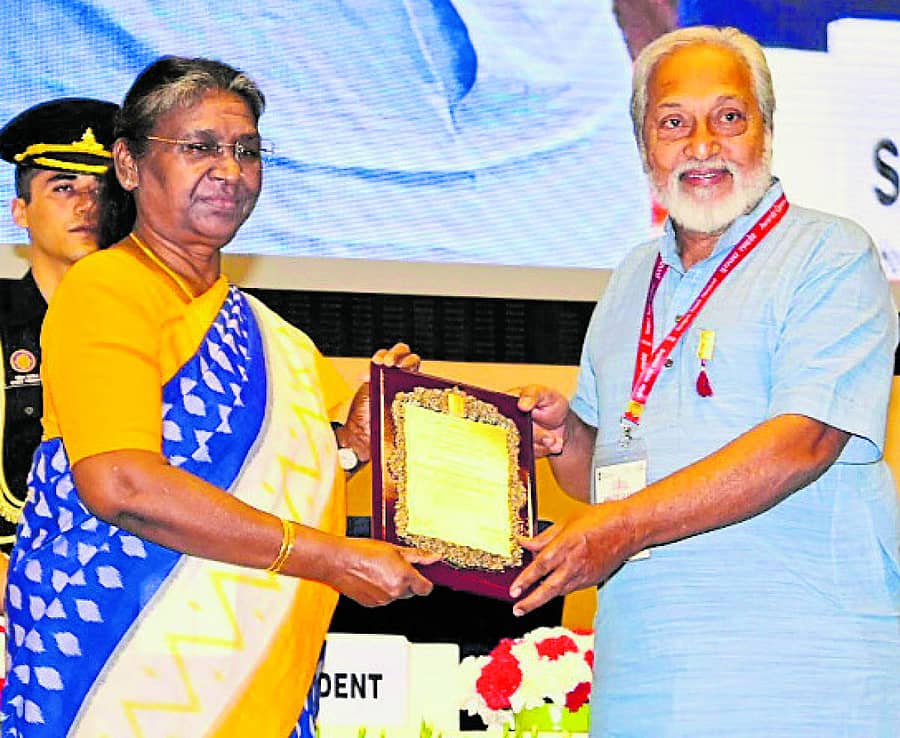 ರಾಷ್ಟ್ರಪತಿ ದ್ರೌಪದಿ ಮುರ್ಮು ಅವರು ಪುರುಷೋತ್ತಮ ತಲವಾಟ ಹಾಗೂ ಆರ್‌.ಕೆ.ಪದ್ಮನಾಭ ಅವರಿಗೆ ಕೇಂದ್ರ ಸಂಗೀತ ನಾಟಕ ಅಕಾಡೆಮಿ ಪ್ರಶಸ್ತಿಯನ್ನು ಪ್ರದಾನ ಮಾಡಿದರು