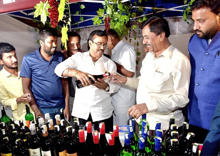 ಗೌರಿಬಿದನೂರಿನಲ್ಲಿ ಶುಕ್ರವಾರ ಆರಂಭವಾದ ಪಿನಾಕಿನಿ ದ್ರಾಕ್ಷಾರಸ ಉತ್ಸವದಲ್ಲಿ ಶಾಸಕ ಎನ್.ಎಚ್.ಶಿವಶಂಕರರೆಡ್ಡಿ ಅವರಿಗೆ ದ್ರಾಕ್ಷಾರಸದ ರುಚಿ ತೋರಿಸಿದ ಮಂಡಳಿ ಅಧ್ಯಕ್ಷ ಎನ್.ಎಂ.ರವಿನಾರಾಯಣರೆಡ್ಡಿ