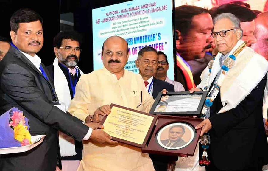 ವಿಚಾರಸಂಕಿರಣದಲ್ಲಿ ಅರ್ಥಶಾಸ್ತ್ರಜ್ಞ ಪ್ರೊ.ಸುಖದೇವ್ ಥೋರಟ್ ಅವರನ್ನು ಮುಖ್ಯಮಂತ್ರಿ ಬಸವರಾಜ ಬೊಮ್ಮಾಯಿ ಸನ್ಮಾನಿಸಿದರು. ಅಂಬೇಡ್ಕರ್ ಎಕನಾಮಿಕ್ಸ್ ಫೌಂಡೇಶನ್ ಮುಖ್ಯ ಸಂಚಾಲಕ ಎಚ್.ಎನ್.ದೇವಾನಂದ್, ವಿಧಾನಪರಿಷತ್ತಿನ ಸದಸ್ಯ ಛಲವಾದಿ ಟಿ.ನಾರಾಯಣಸ್ವಾಮಿ ಇದ್ದರು