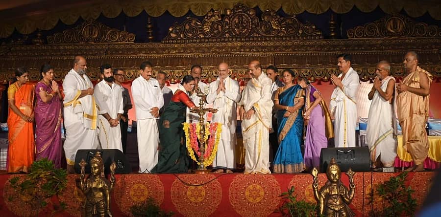 ಮಣಿಪಾಲದ ಶಿವಪಾಡಿ ಉಮಾಮಹೇಶ್ವರ ದೇವಸ್ಥಾನದಲ್ಲಿ ನಡೆಯುತ್ತಿರುವ ಅತಿರುದ್ರ ಮಹಾಯಾಗದ ಧಾರ್ಮಿಕ ಸಭೆಯನ್ನು ಉದ್ಯಮಿ ಗುರ್ಮೆ ಸುರೇಶ್ ಶೆಟ್ಟಿ ಉದ್ಘಾಟಿಸಿದರು.