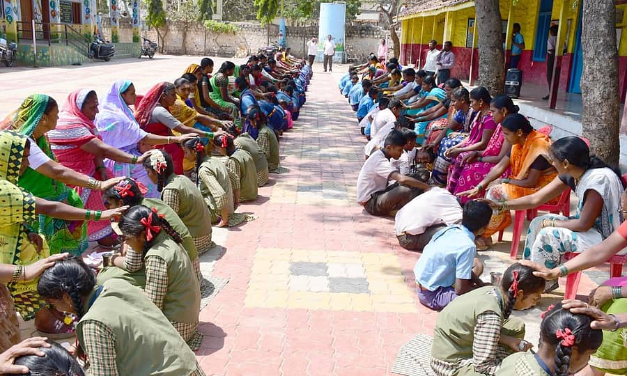 ಮೂಡಲಗಿ ತಾಲ್ಲೂಕಿನ ತುಕ್ಕಾನಟ್ಟಿಯ ಸರ್ಕಾರಿ ಹಿರಿಯ ಪ್ರಾಥಮಿಕ ಶಾಲೆಯಲ್ಲಿ ವಿದ್ಯಾರ್ಥಿಗಳು ತಾಯಂದಿರ ಪಾದಗಳನ್ನು ಪೂಜಿಸಿ, ಆಶೀರ್ವಾದ ಪಡೆದರು