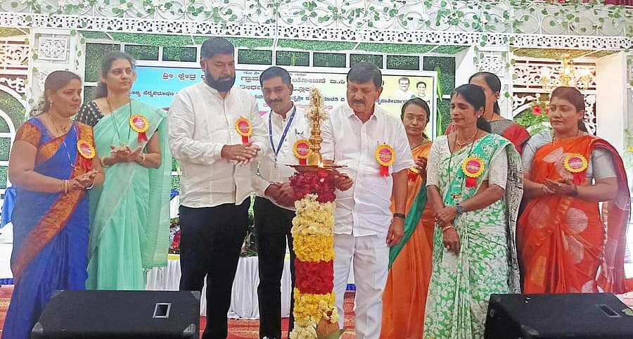 ತೀರ್ಥಹಳ್ಳಿ ಪಟ್ಟಣದ ಮಾಧವ ಮಂಗಲ ಸಭಾಭವನದಲ್ಲಿ ಶನಿವಾರ ನಡೆದ ಮಹಿಳಾ ಜ್ಞಾನವಿಕಾಸ ಕಾರ್ಯಕ್ರಮವನ್ನು ಗೃಹ ಸಚಿವ ಆರಗ ಜ್ಞಾನೇಂದ್ರ ಉದ್ಘಾಟಿಸಿದರು.