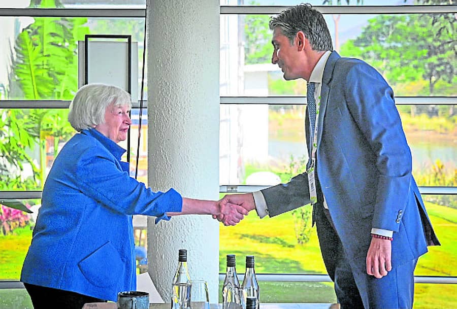 ಸಮಾಲೋಚನಾ ಸಭೆಗೂ ಮುನ್ನು ಅಮೆರಿಕದ ಹಣಕಾಸು ಸಚಿವೆ ಜಾನೆಟ್ ಯೆಲನ್ ಮತ್ತು ವಿಪ್ರೊ ಅಧ್ಯಕ್ಷ ರಿಷದ್ ಪ್ರೇಮ್ಜಿ ಅವರು ಪರಸ್ಪರ ಹಸ್ತಲಾಘವ ಮಾಡಿದರು –ಎಎಫ್ಪಿ ಚಿತ್ರ