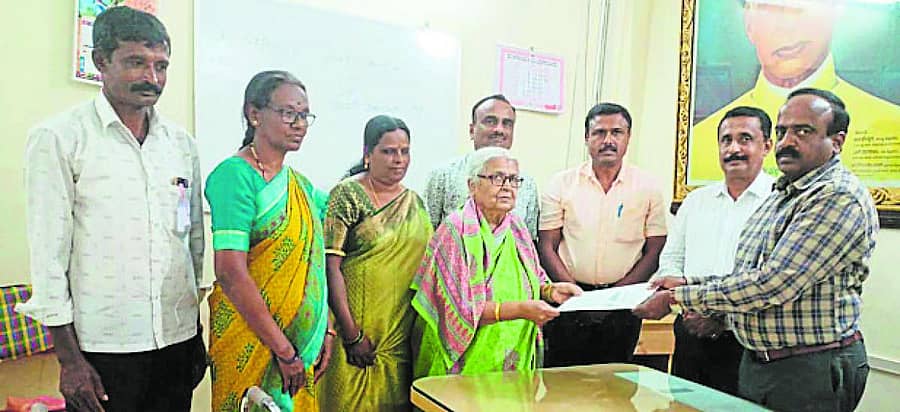 ಕೆ.ಆರ್.ಪೇಟೆ ತಾಲ್ಲೂಕಿನ ಕತ್ತರಘಟ್ಟ ಗ್ರಾಮದ ಸರ್ಕಾರಿ ಶಾಲೆಯಲ್ಲಿ ಕೊಠಡಿಗಳ ನಿರ್ಮಾಣಕ್ಕೆ ₹ 50 ಲಕ್ಷ ನೀಡುವ ಒಡಂಬಡಿಕೆ ಪತ್ರವನ್ನು ದಿ.ಪುಟ್ಟೇಗೌಡರ ಪತ್ನಿ ಜಯಮ್ಮ ಅವರಿಗೆ ಡಿಡಿಪಿಐ ಜವರೇಗೌಡ ನೀಡಿದರು